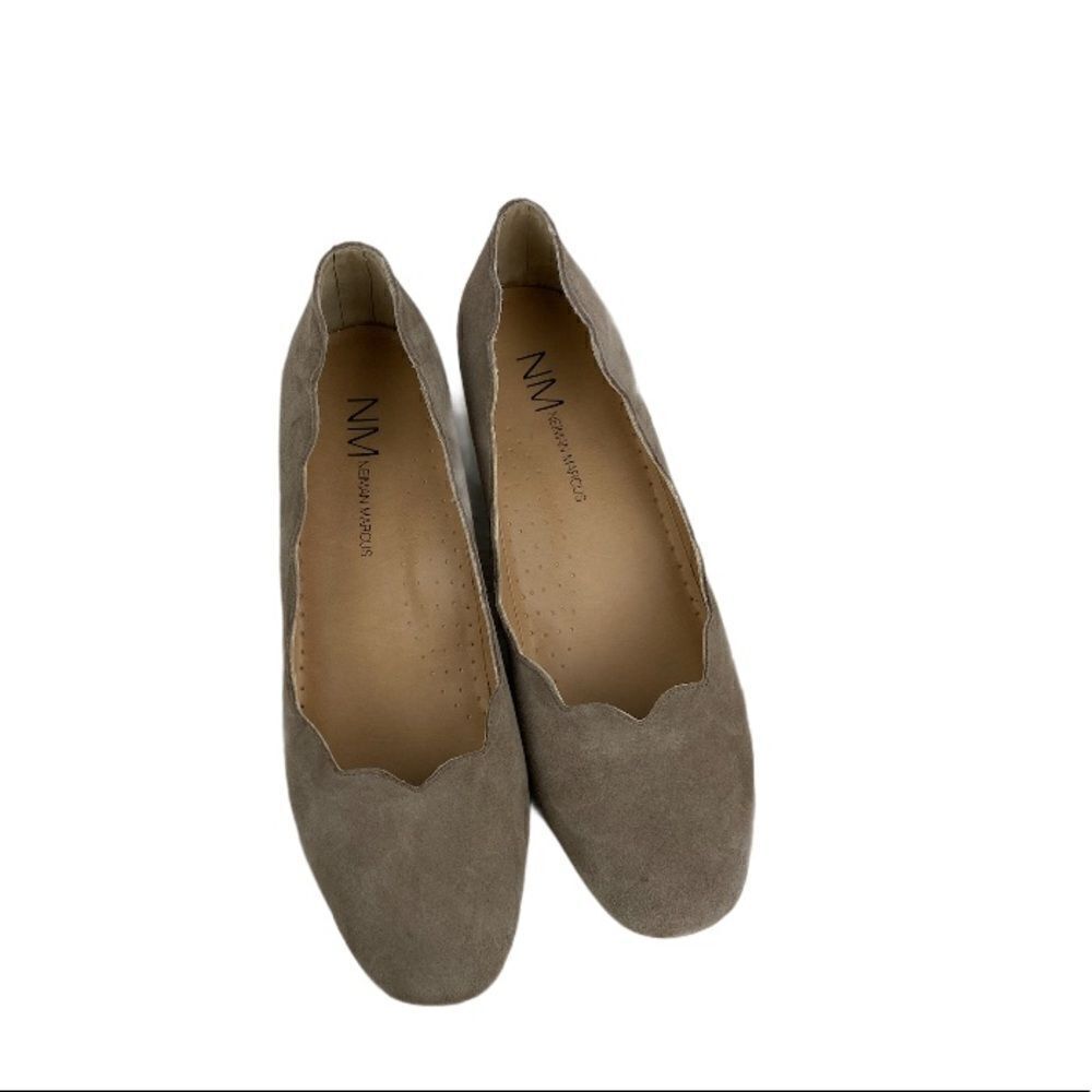 Neiman Marcus Suede scallops trim pumps‎
